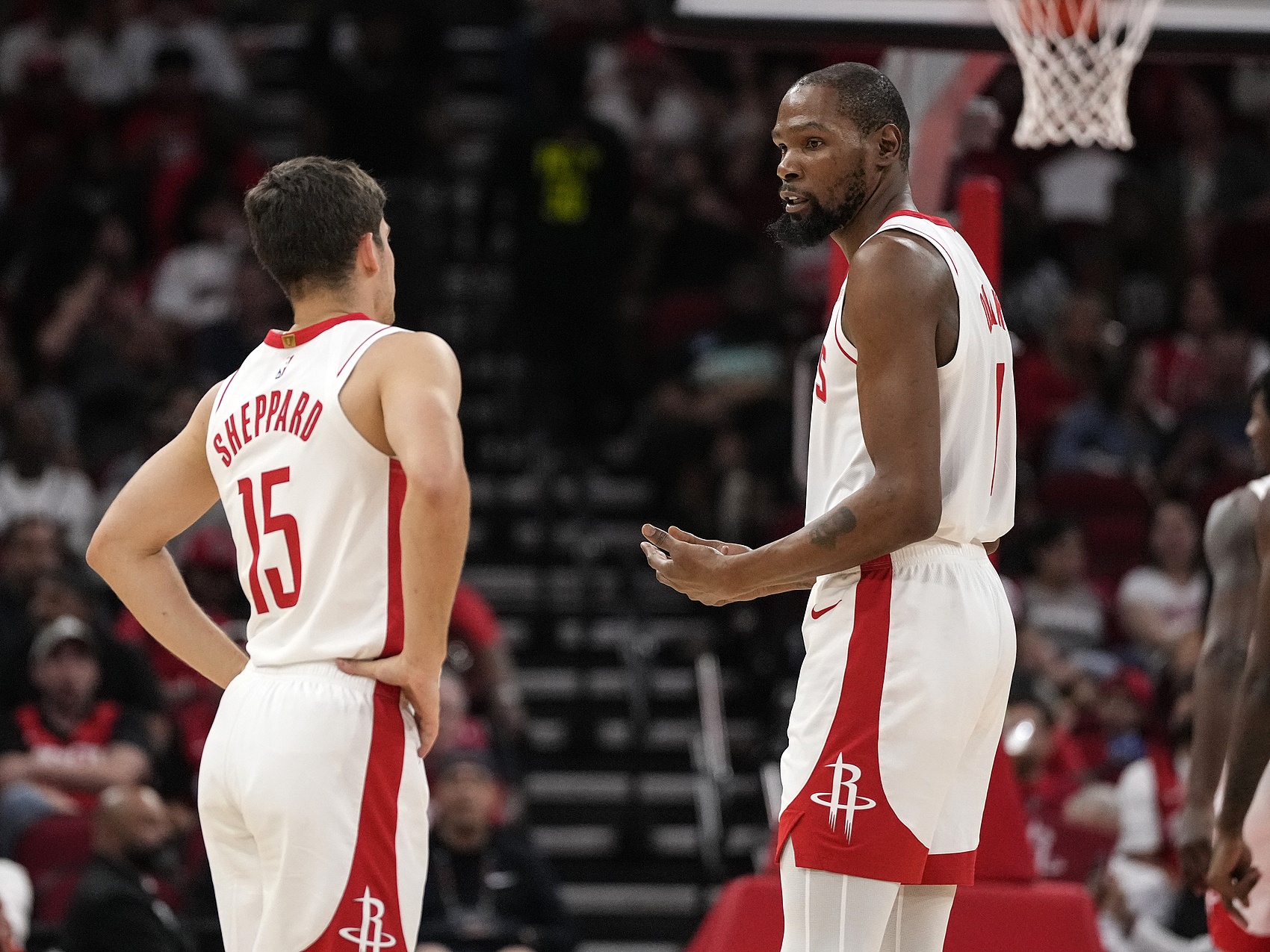 开云入口-杜兰特:我之前常跟谢泼德说 别打得那么快 他现在节奏把控进步大