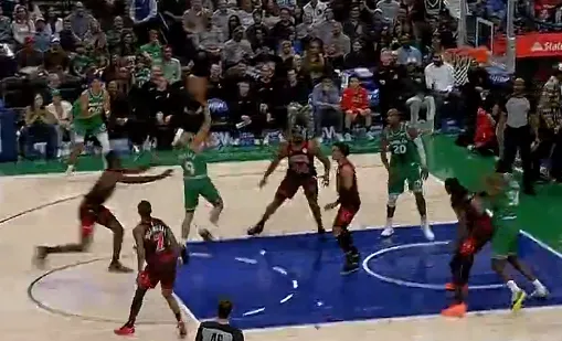 开云体育官网-内姆布哈德抛投打进,独行侠开局打出一波20-7领先公牛